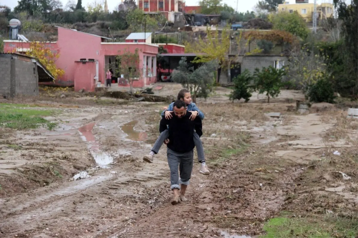 Yol yapılmayınca okula giden çocuklarını sırtlarında taşıyorlar