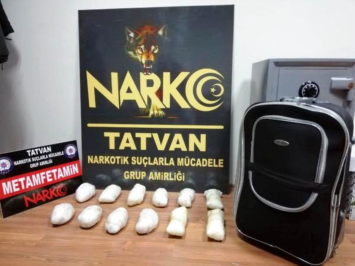 Yolcunun valizinden 6 kilo metamfetamin çıktı