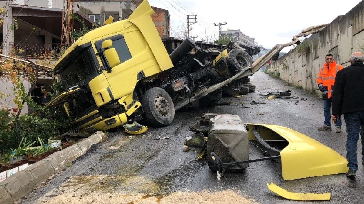 Yoldan çıkan tır evin bahçesine uçtu