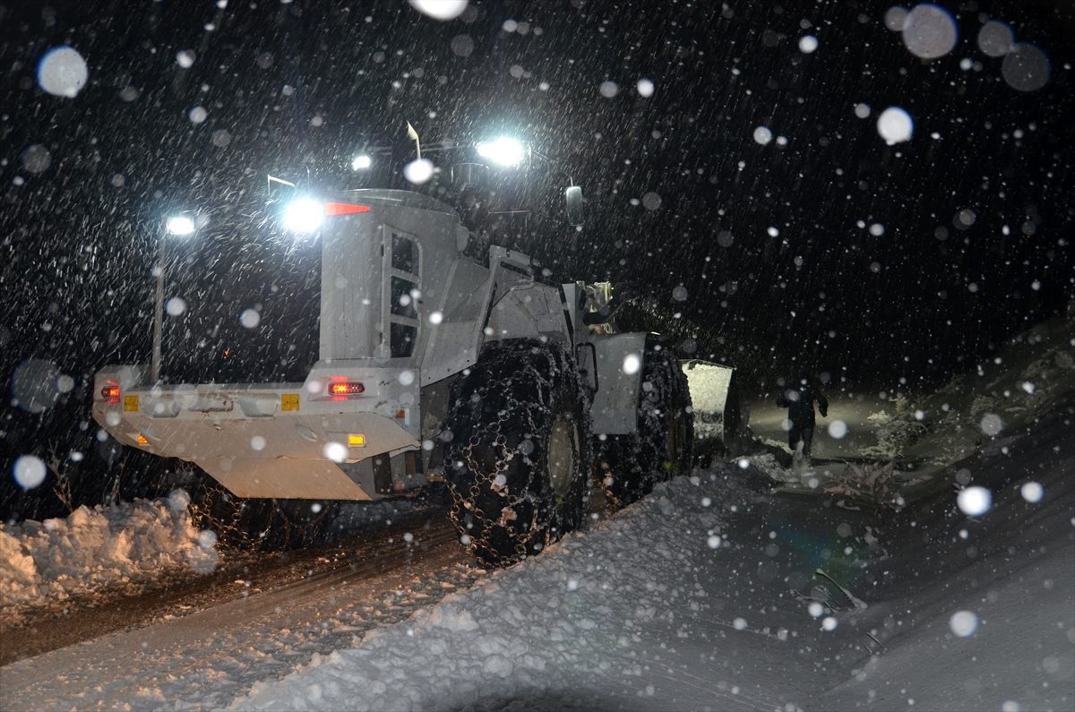 Yüksekova\'da yolu kapanan köydeki hasta çocuk kurtarıldı