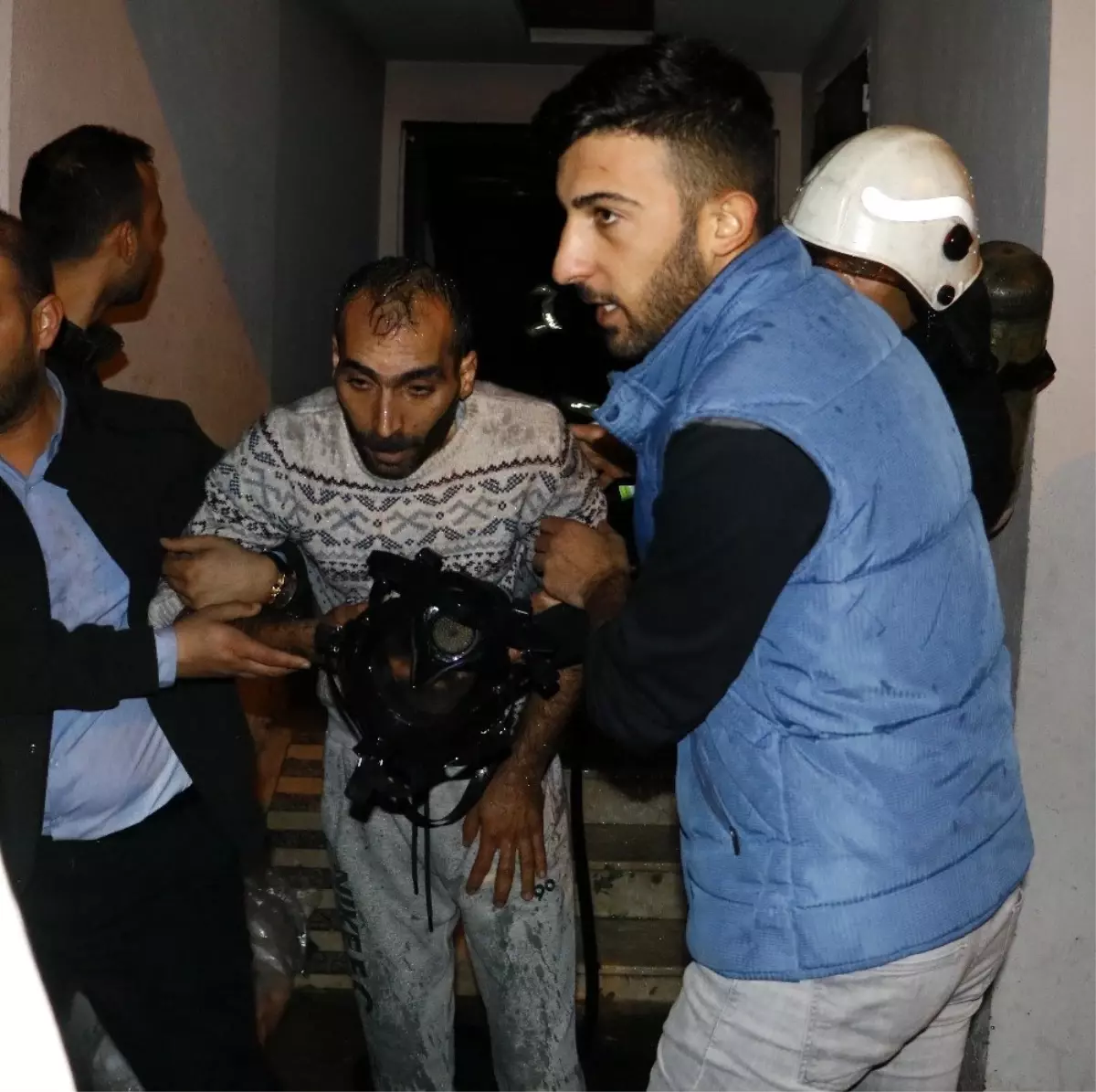 Adana\'da yangında mahsur kalan 11 kişi kurtarıldı