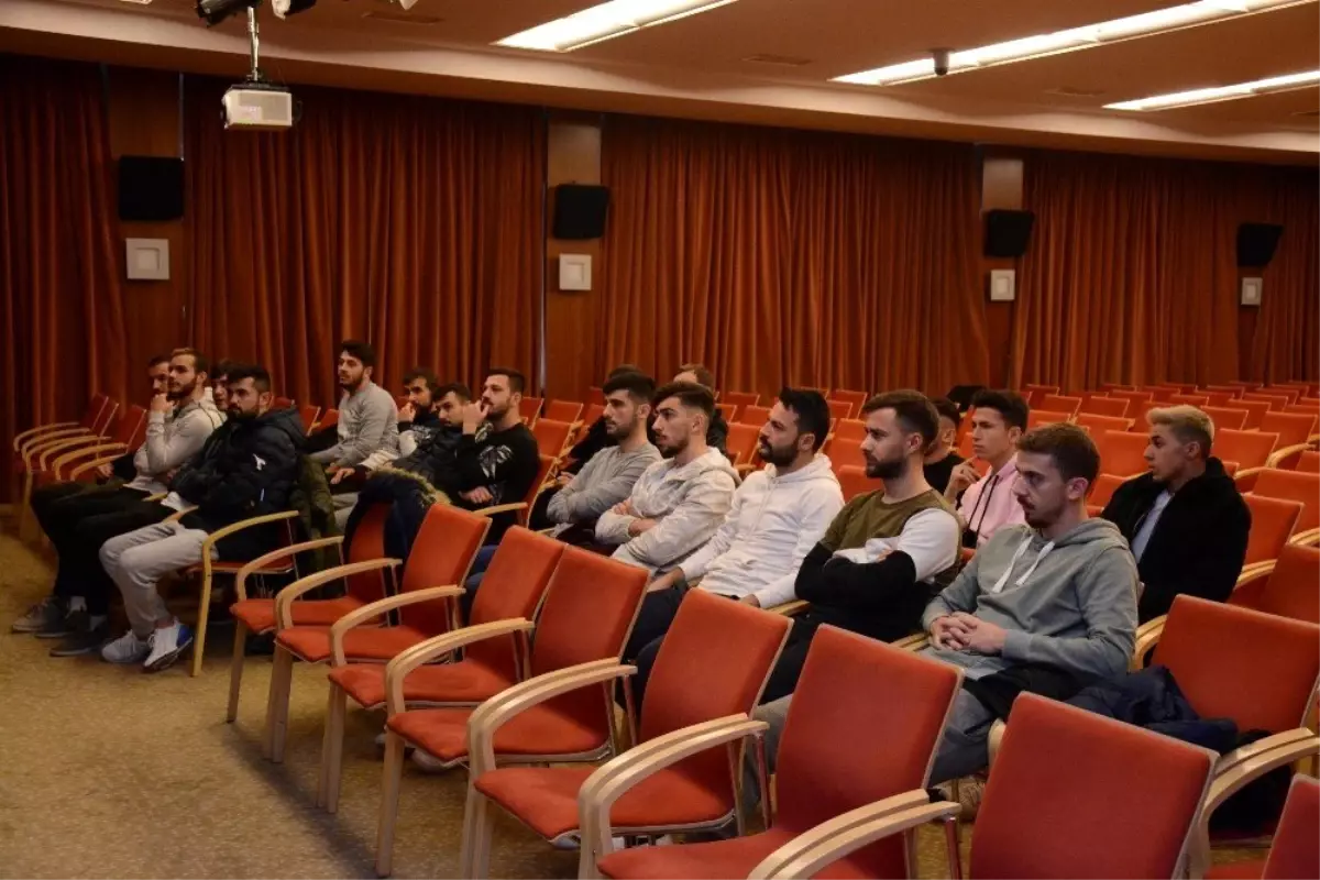 Anadolu Üniversitesi Futbol Takımına yeni kurallar anlatıldı