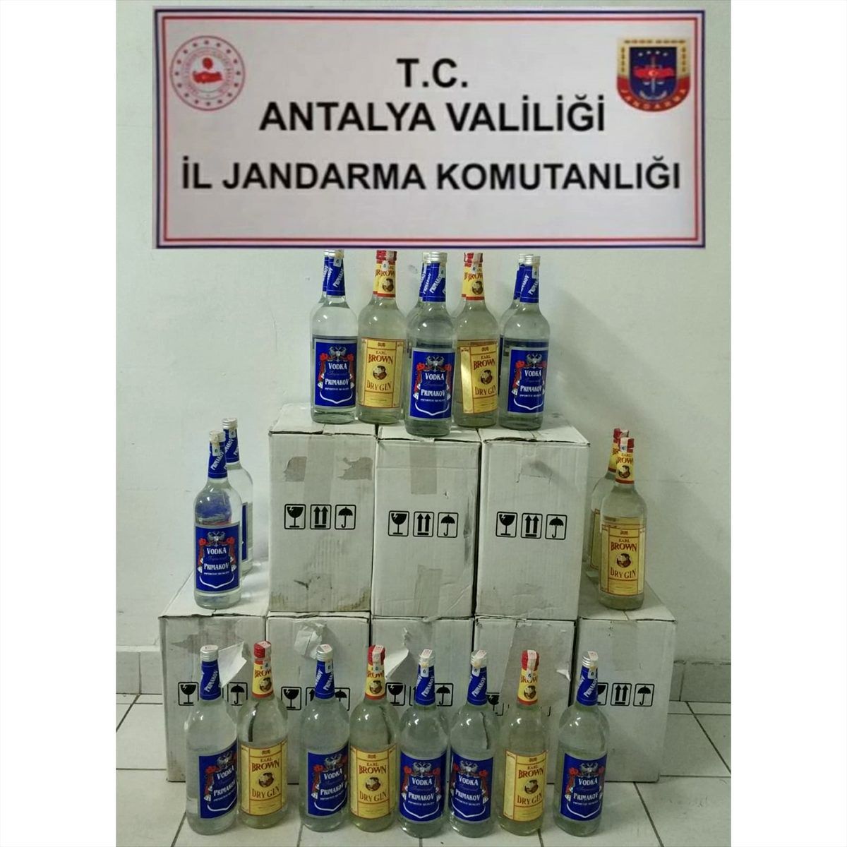 Antalya\'da 456 litre kaçak ve sahte içki ele geçirildi