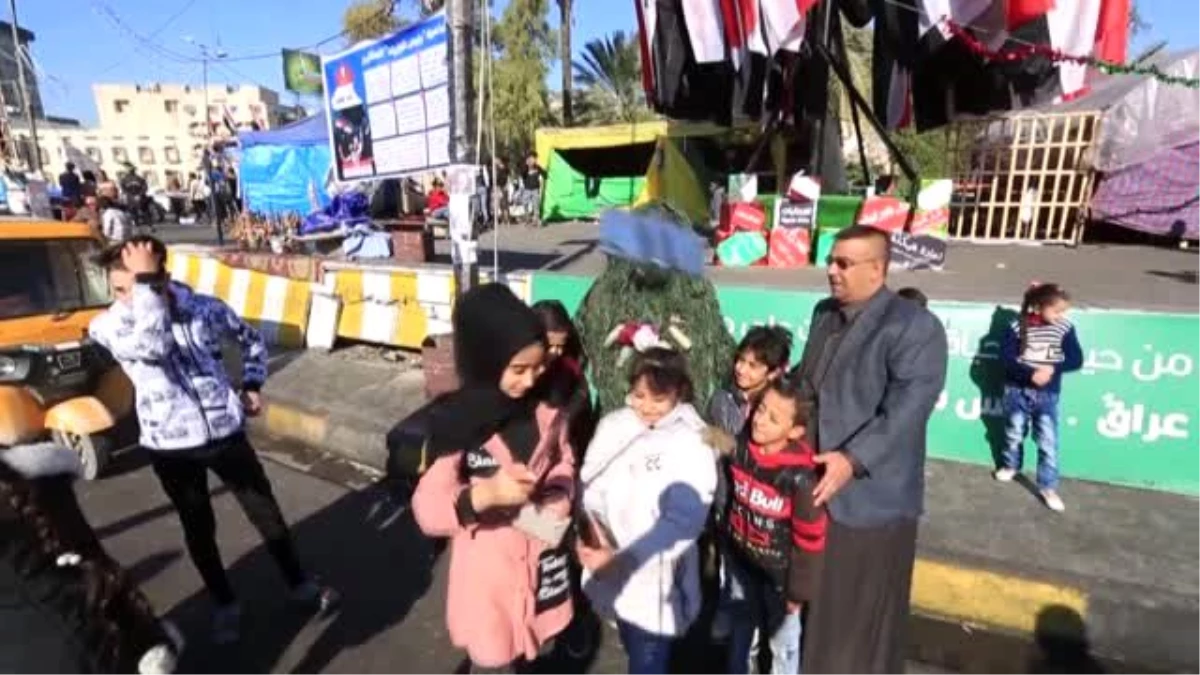 Bağdat\'ta gösterilerin merkezi Tahrir\'de yılbaşı etkinlikleri