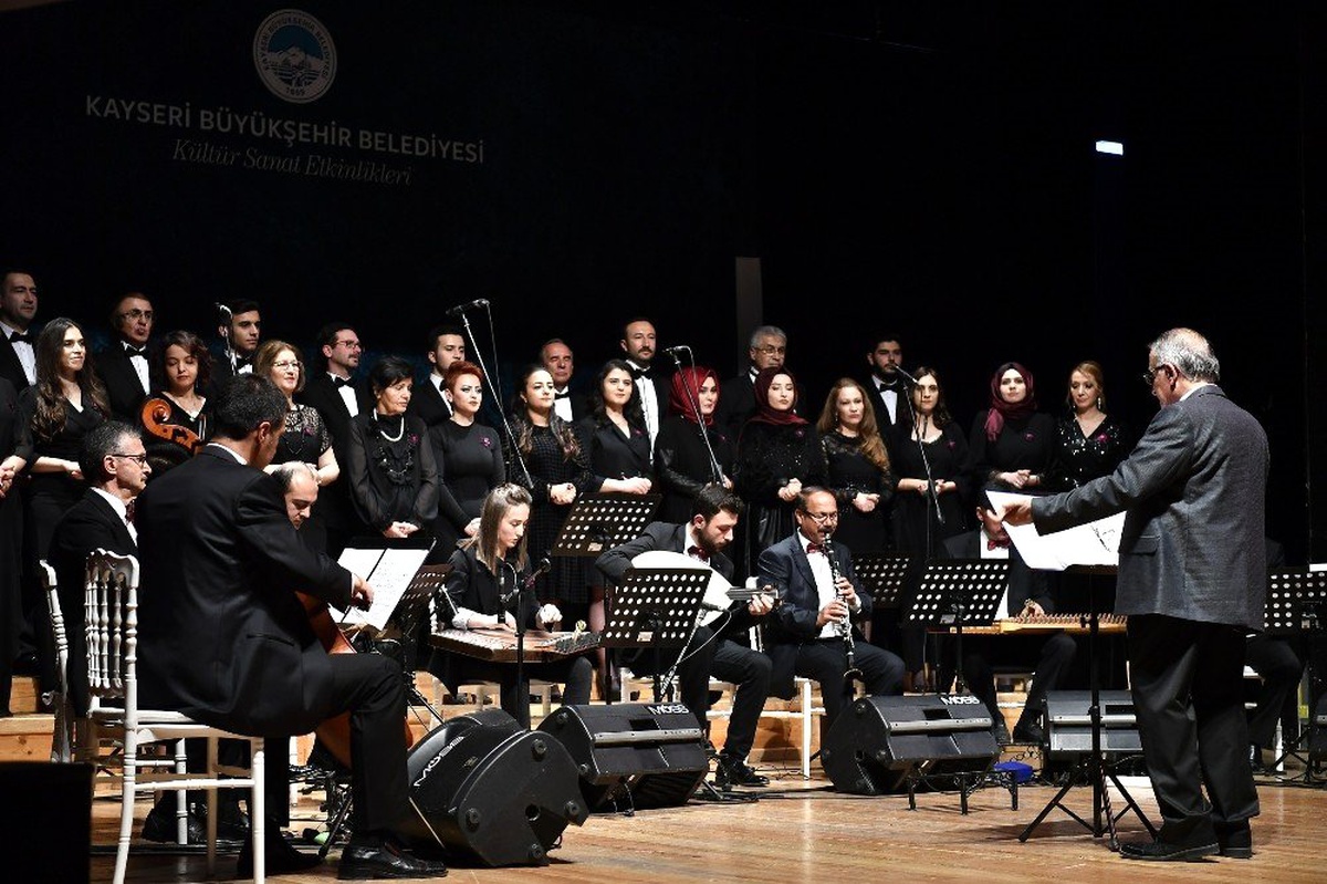 Başkan Büyükkılıç, Türk Sanat Müziği Kent Korosu\'nun verdiği konseri izledi ve Kayserililere...