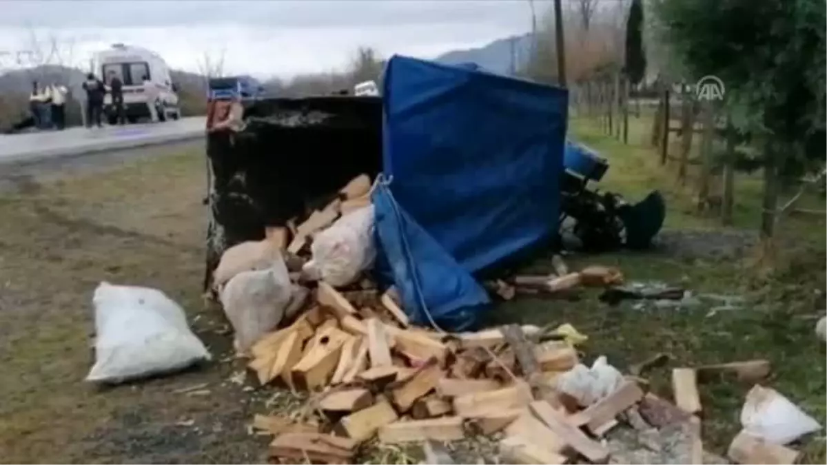 Beton mikseriyle çarpışan tarım aracının sürücüsü yaralandı, eşi öldü