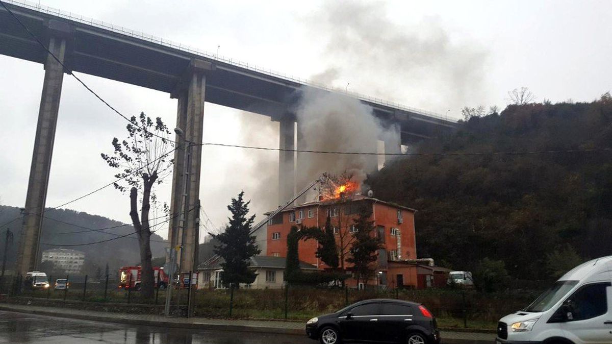 Beykoz\'da binanın çatısı alev alev yandı