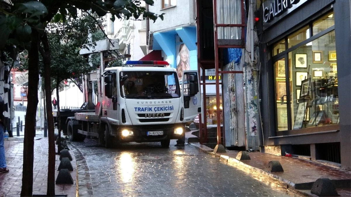 Beyoğlu\'nda "Hanuka ve Noel Bayramı" kutlamaları için bazı yollar trafiğe kapatıldı