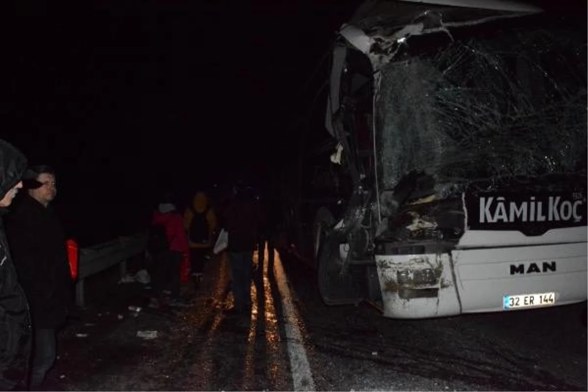 Bilecik\'te otobüs ile hafriyat kamyonu çarpıştı: 6 yaralı