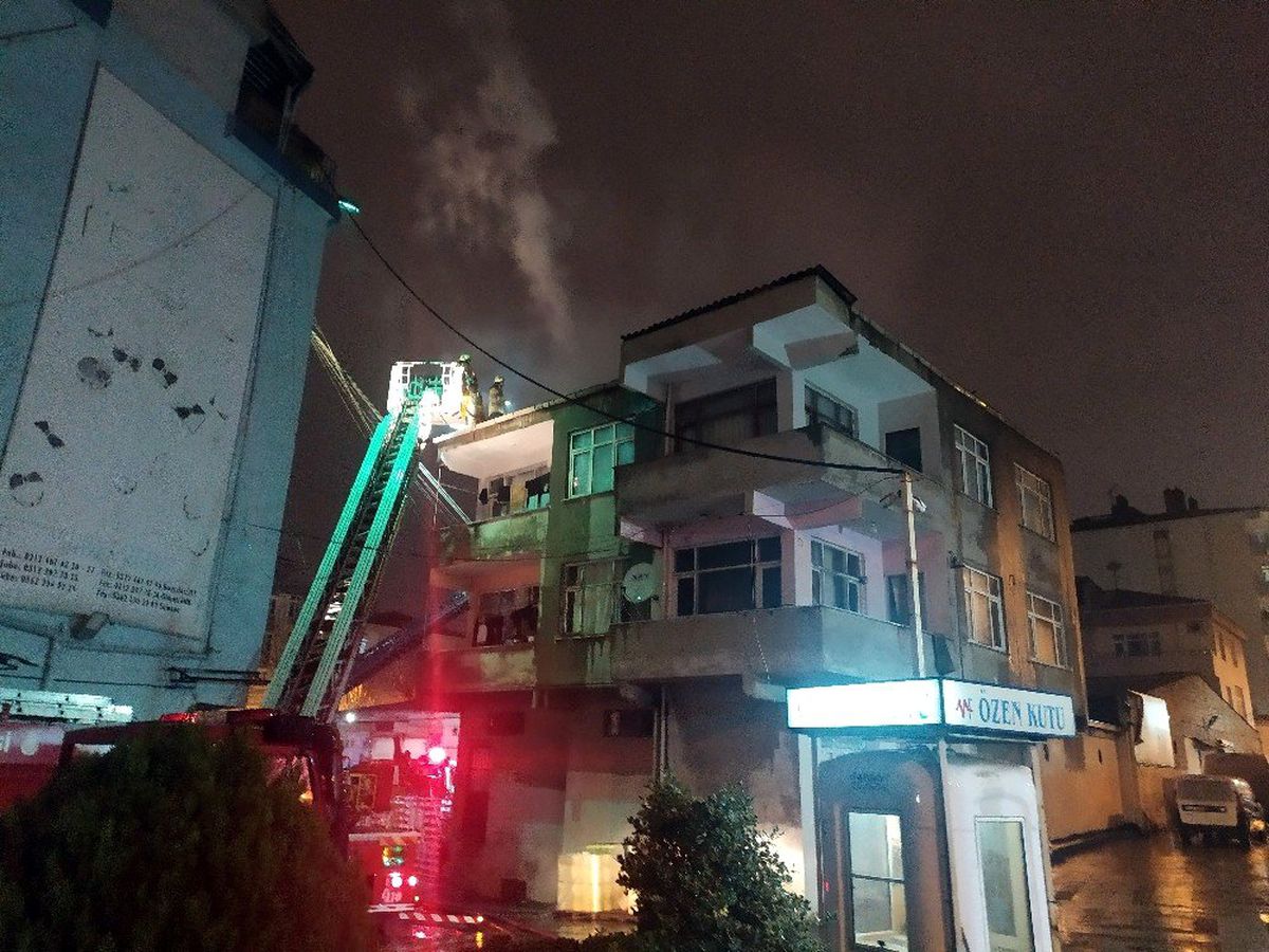 Binanın çatısı yandı, o elbiselerini kurtarma derdine düştü