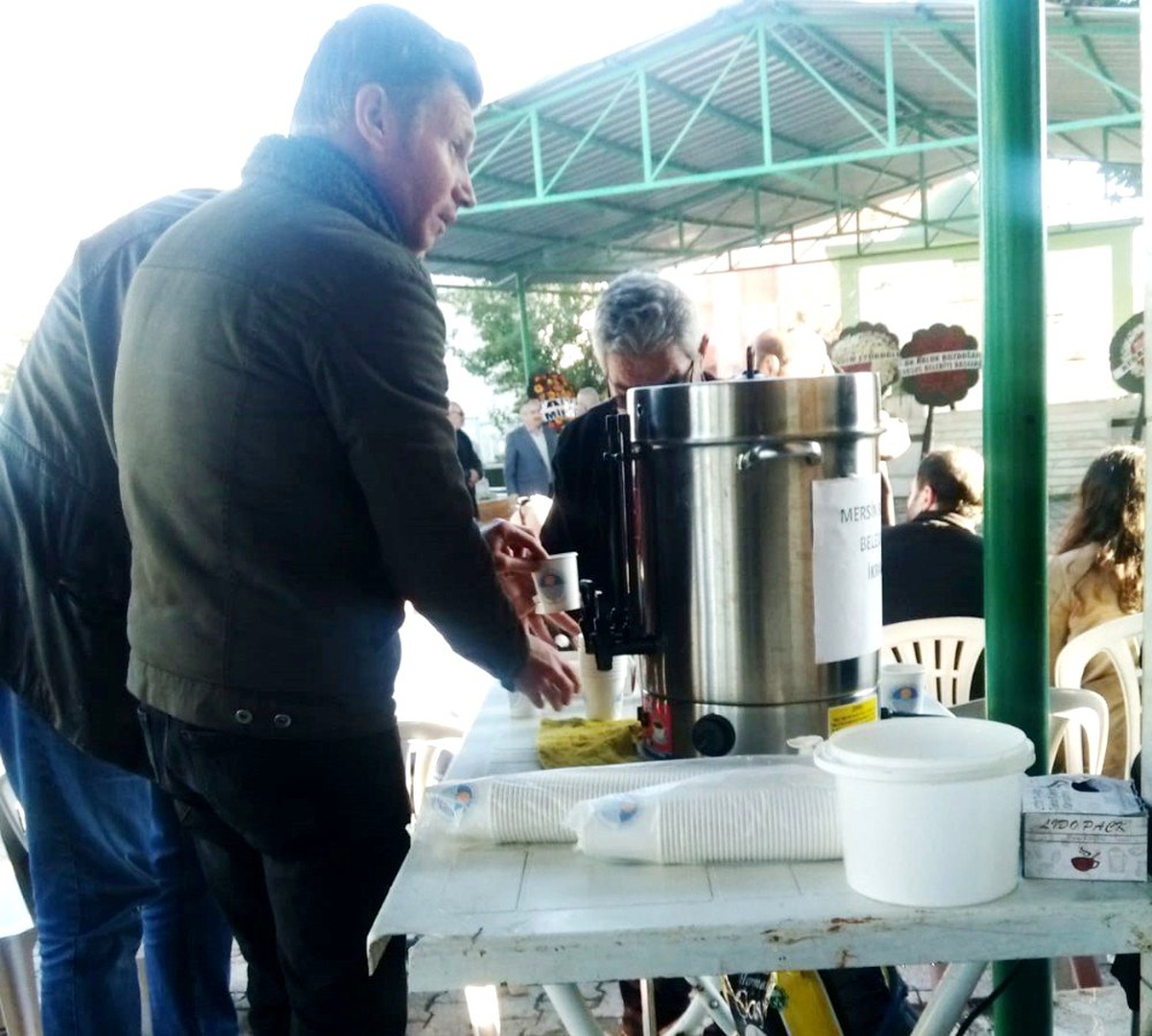 Büyükşehir\'den mezarlıklara gelen vatandaşlara çay ikramı