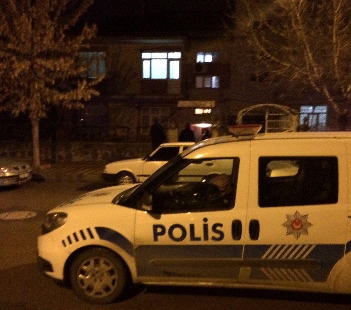 Elazığ\'da bir kişi babasını ve komşularını bıçakladı