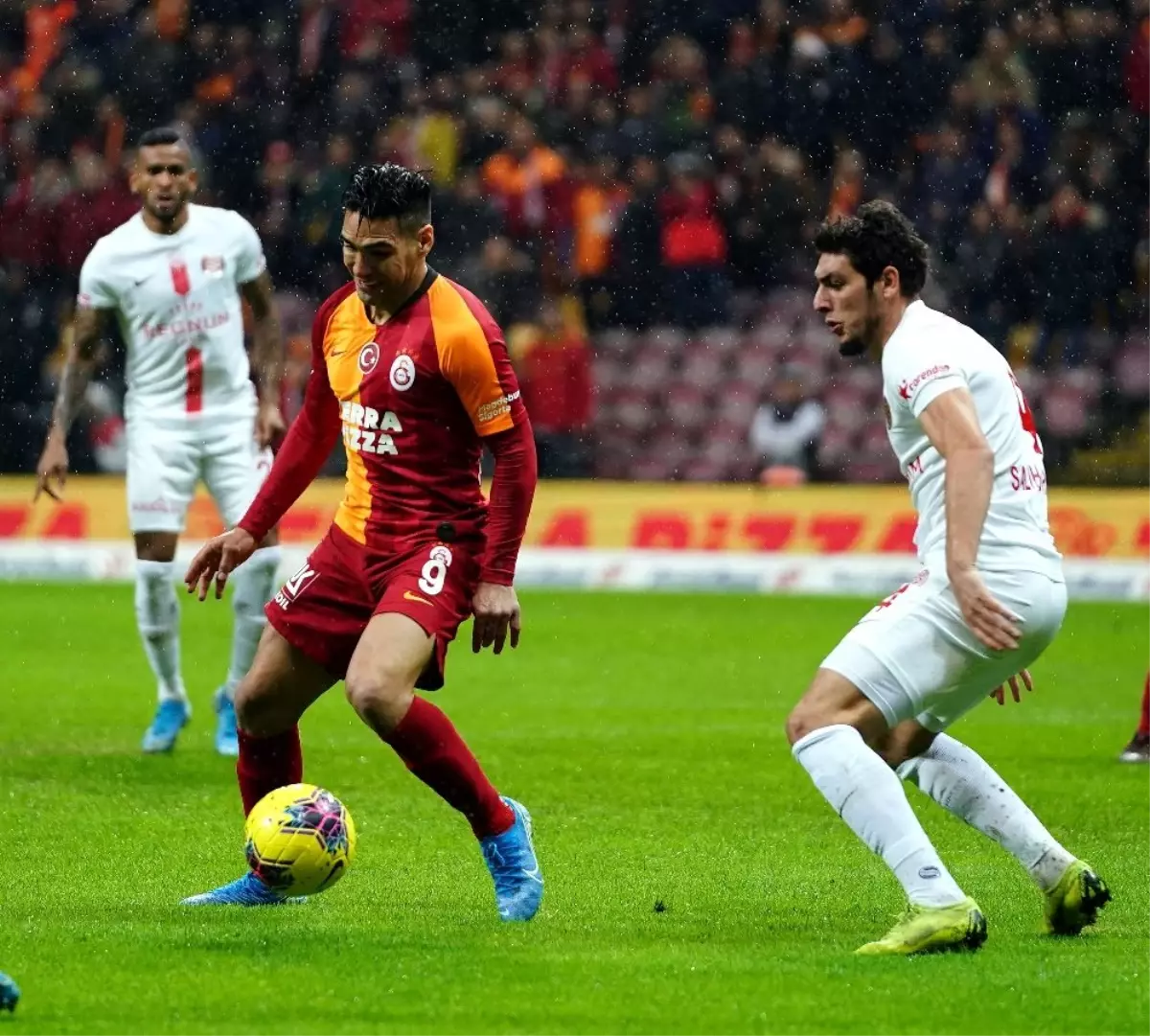 Galatasaray, Antalyaspor\'u farklı geçti