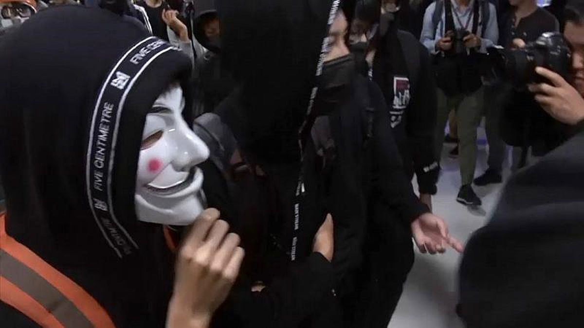 Hong Kong\'da Çinli tüccarları protesto eden gençlere polis müdahalesi