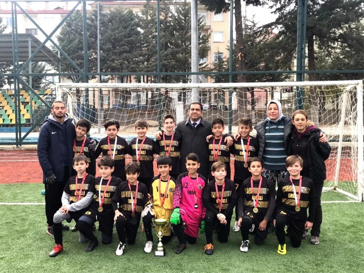 Isparta Halıkent Ortaokullu minikler futbolda şampiyon oldu