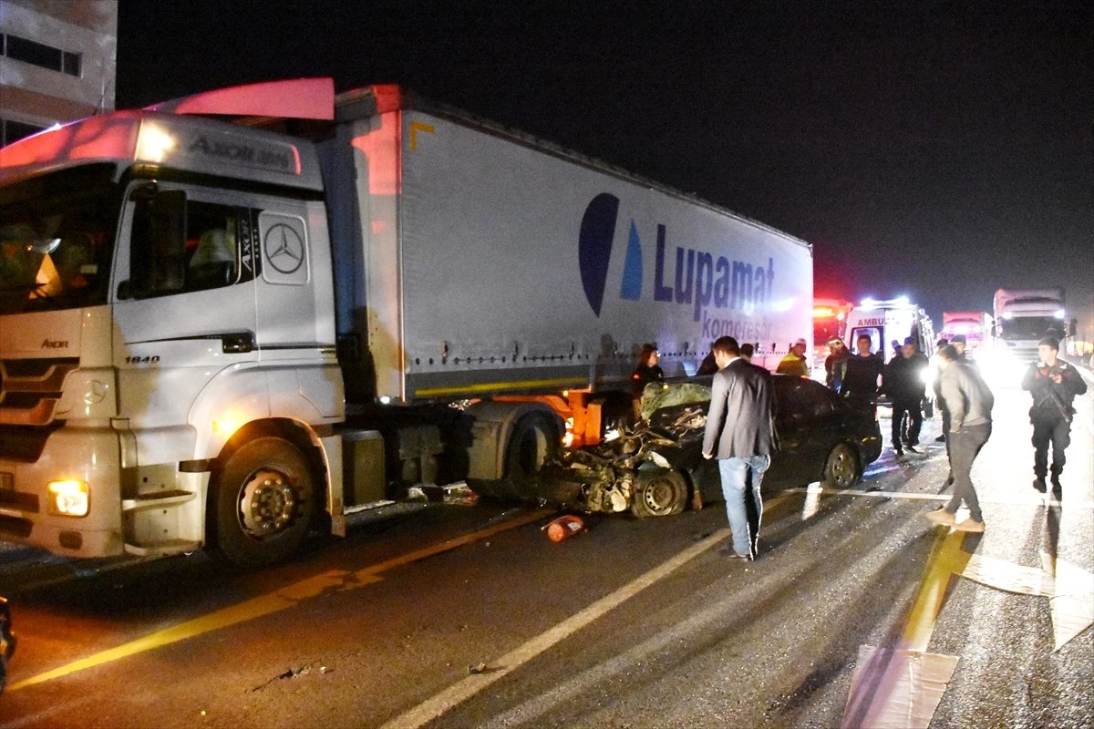 İzmir\'de tırla çarpışan otomobilin sürücüsü hayatını kaybetti