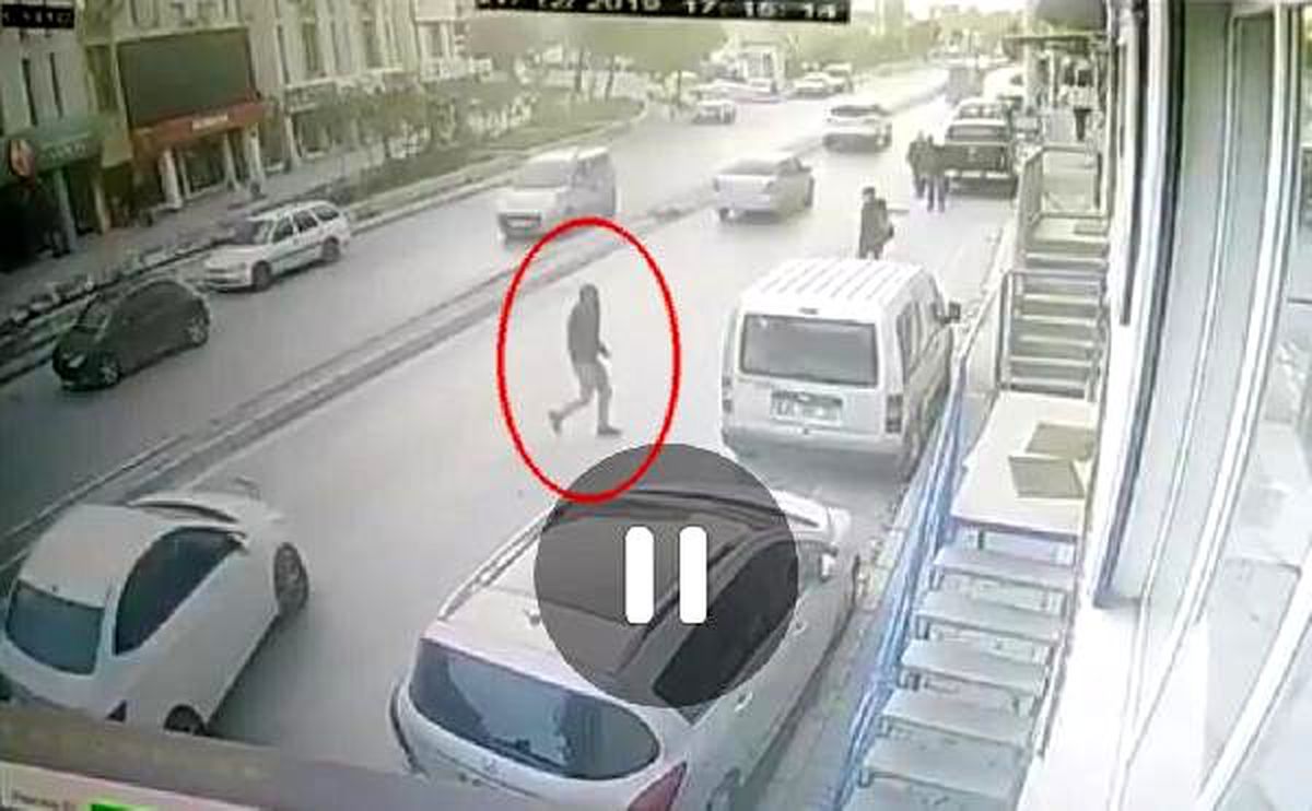 Kapkaççıların araçtaki çantayı alıp kaçtığı anlar kamerada