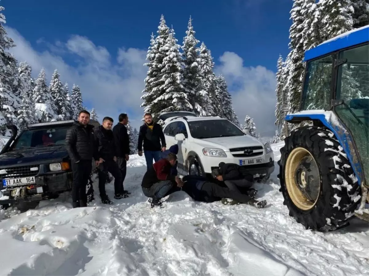 Karda mahsur kalan gençleri off roadçular kurtardı