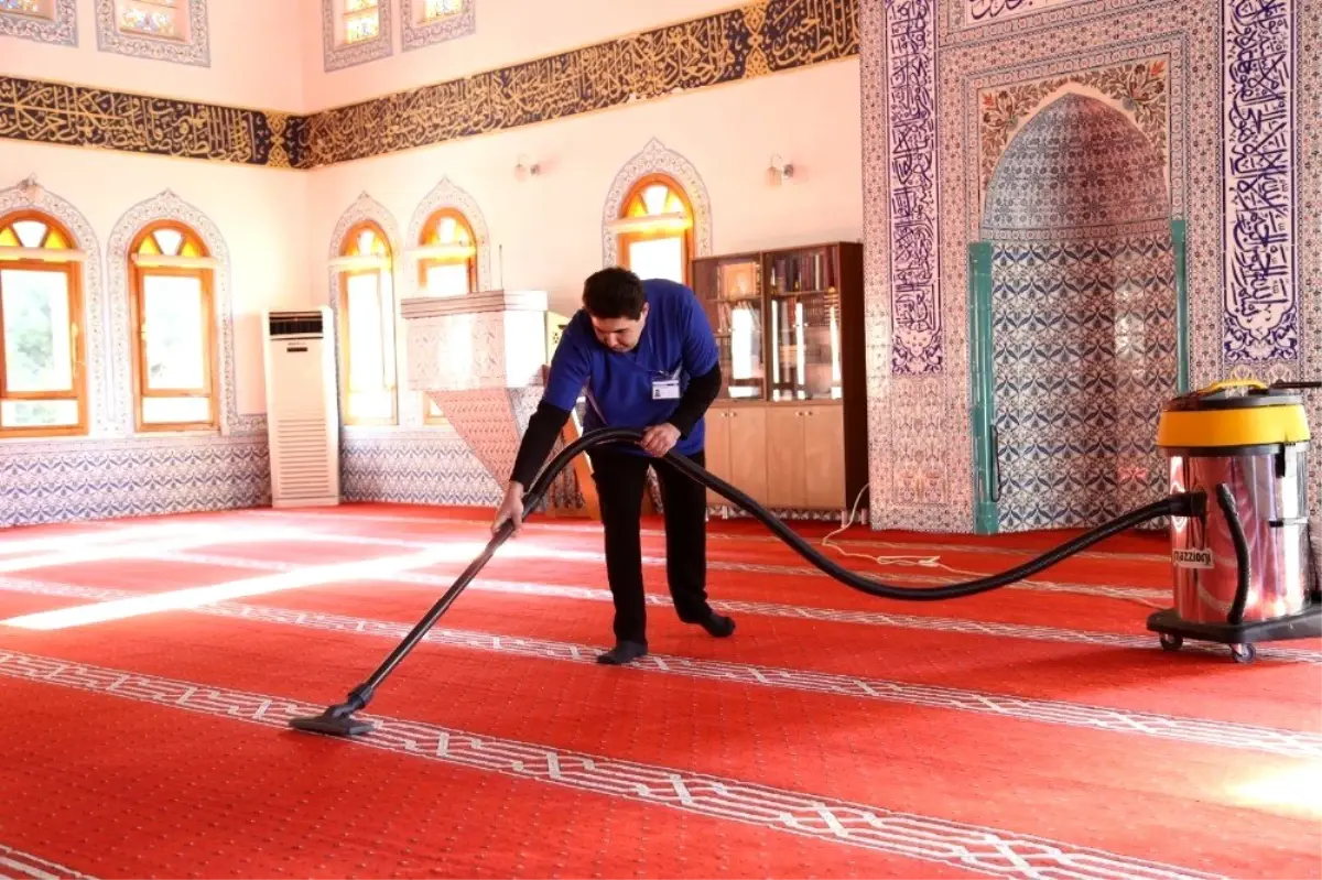 Kaş Belediyesi, camilerde temizlik başlattı