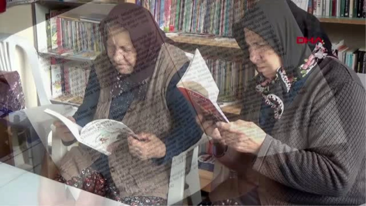 Köye kurduğu kütüphanede yaşlılara okuma-yazma öğretiyor