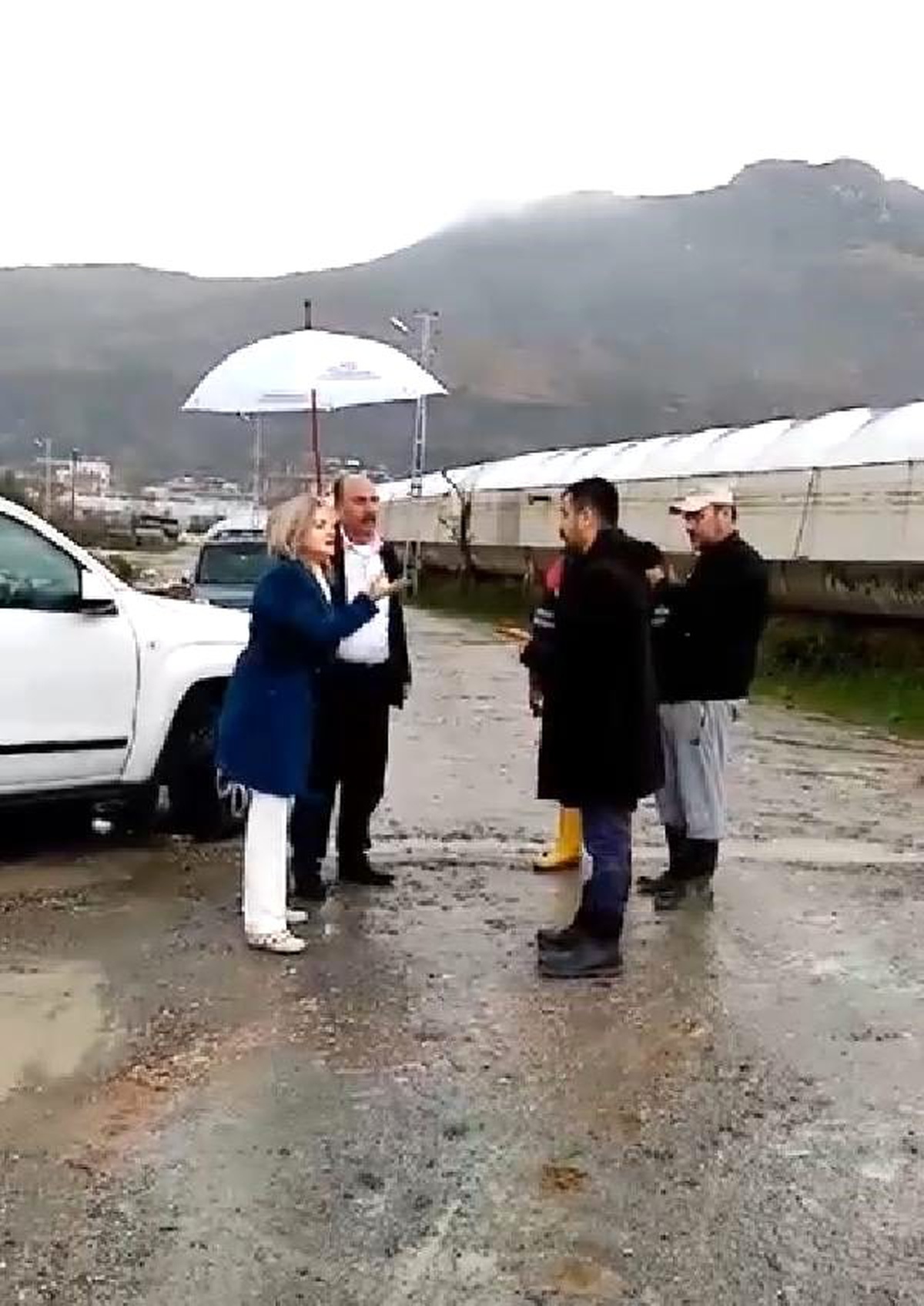 Mahalle halkı ile belediye görevlisinin \'eski sel görüntüsü\' tartışması