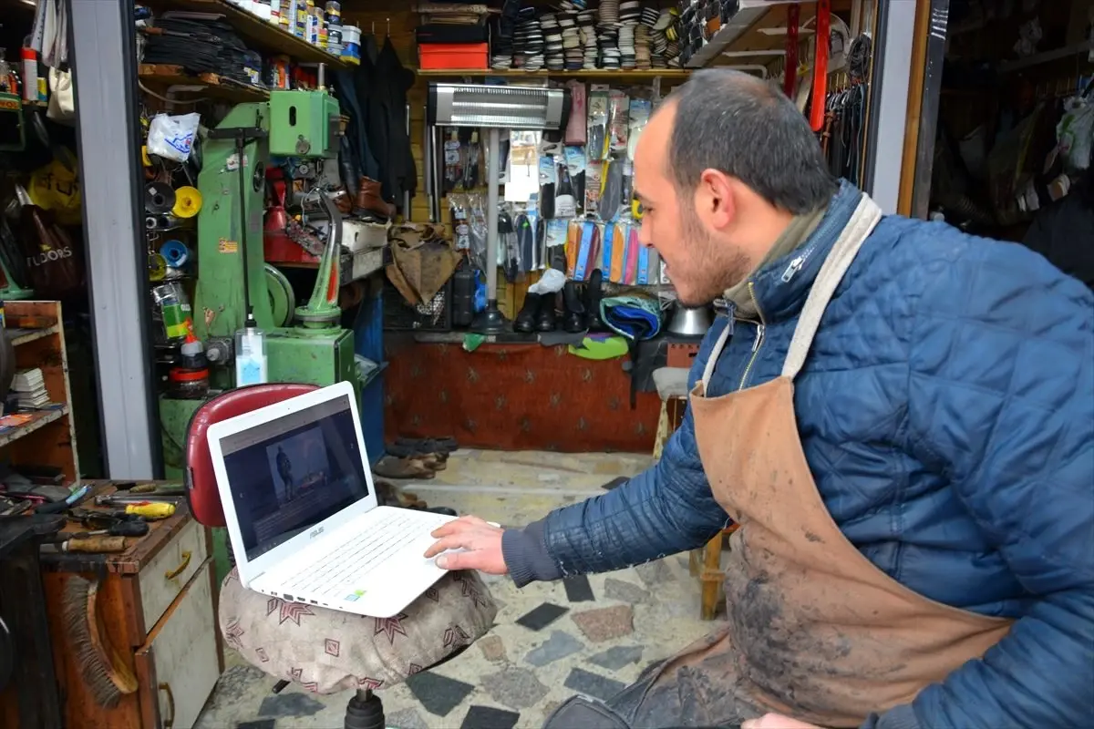 Malatyalı ayakkabı tamircileri AA\'nın "Yılın Fotoğrafları" oylamasına katıldı