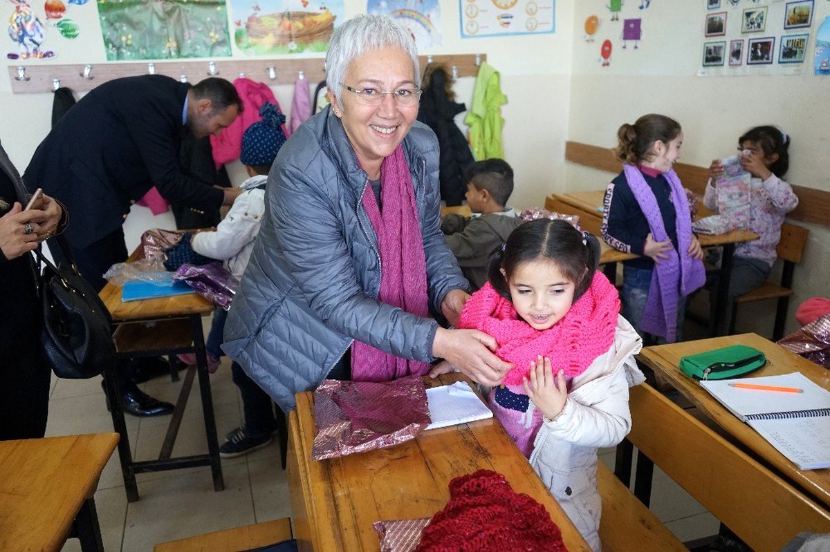 Mezitlili kadınlardan öğrencilere yeni yıl hediyesi