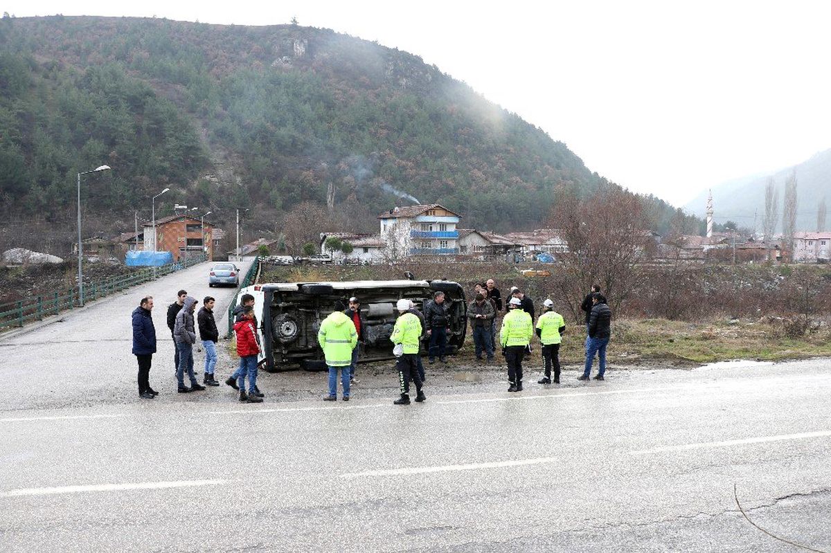 Minibüs ırmağa uçmaktan son anda kurtuldu