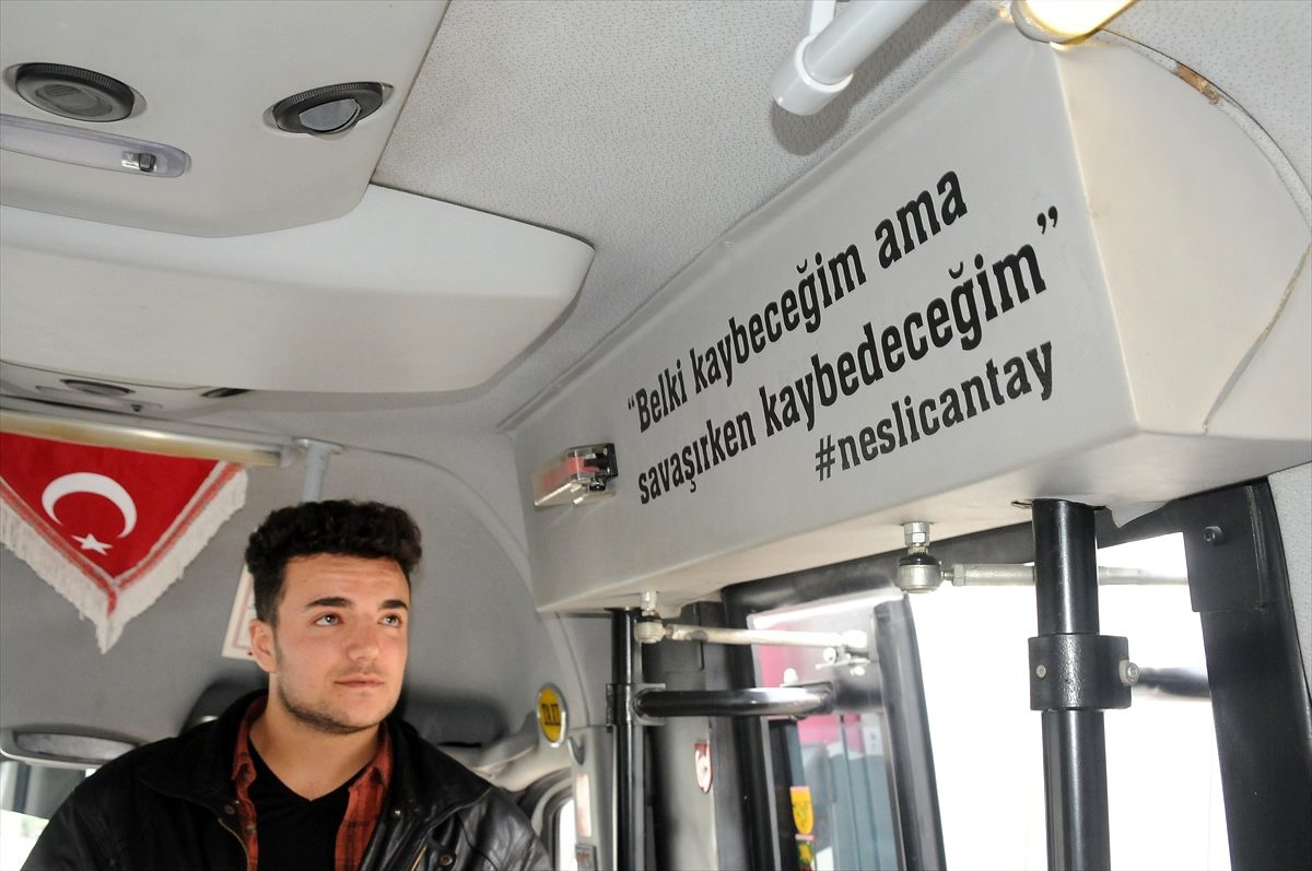 Neslican Tay\'ı unutturmamak için sözlerini minibüsüne yazdırdı