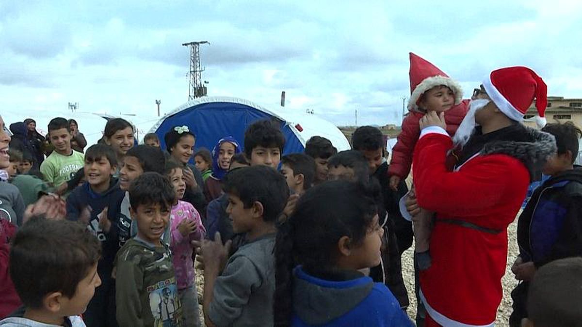 \'Noel Babalar\' Suriye\'deki mülteci kampında çocuklara oyuncak dağıttı
