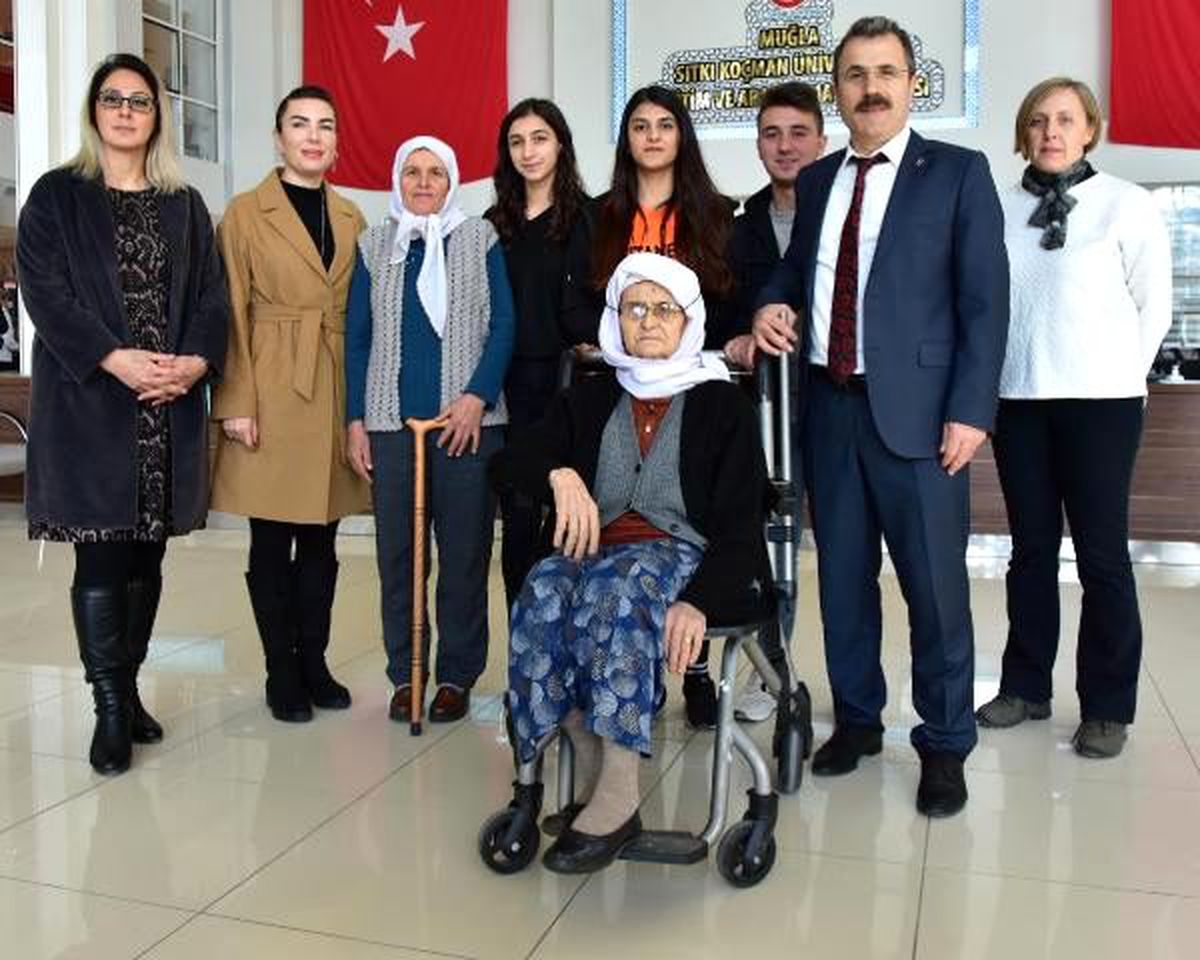 Öğrenciler, yaşlı ve engelli hastalara refakat ediyor
