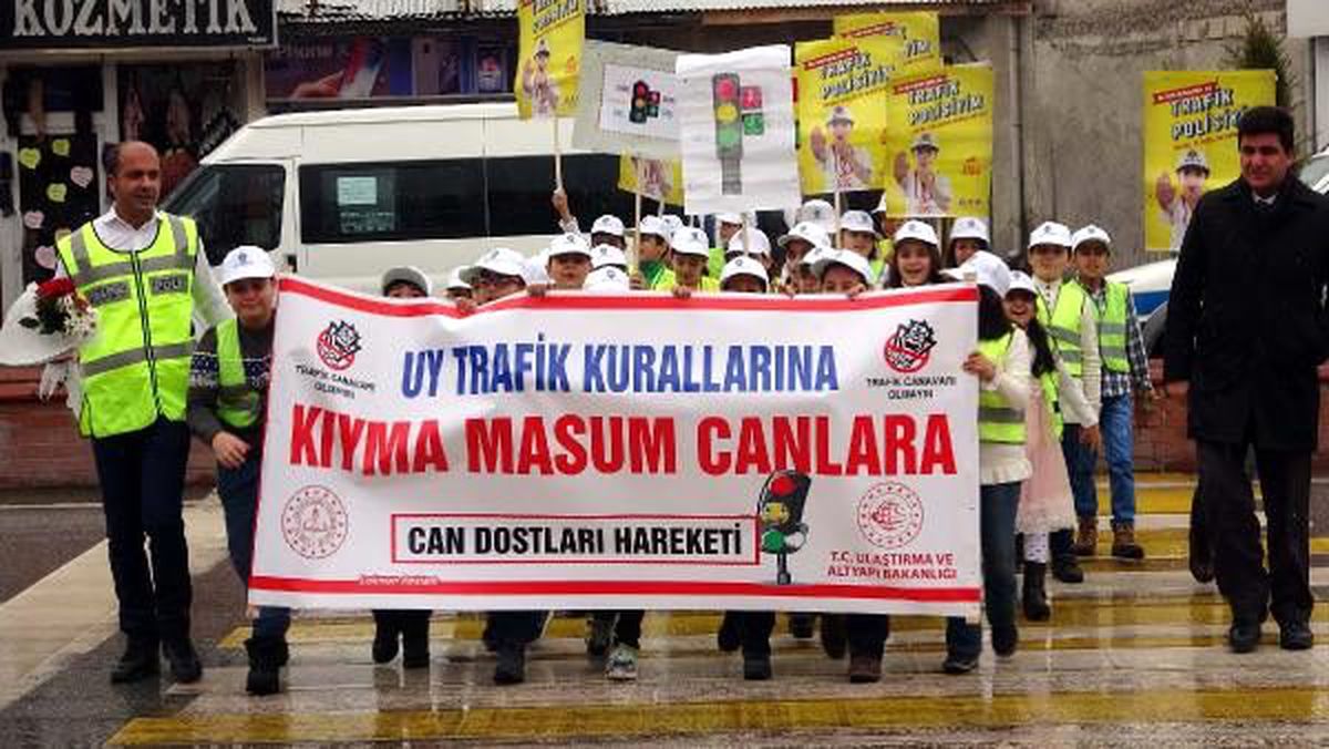 Öğrerciler, kazalara dikkat çekmek için trafik müfettişi oldu