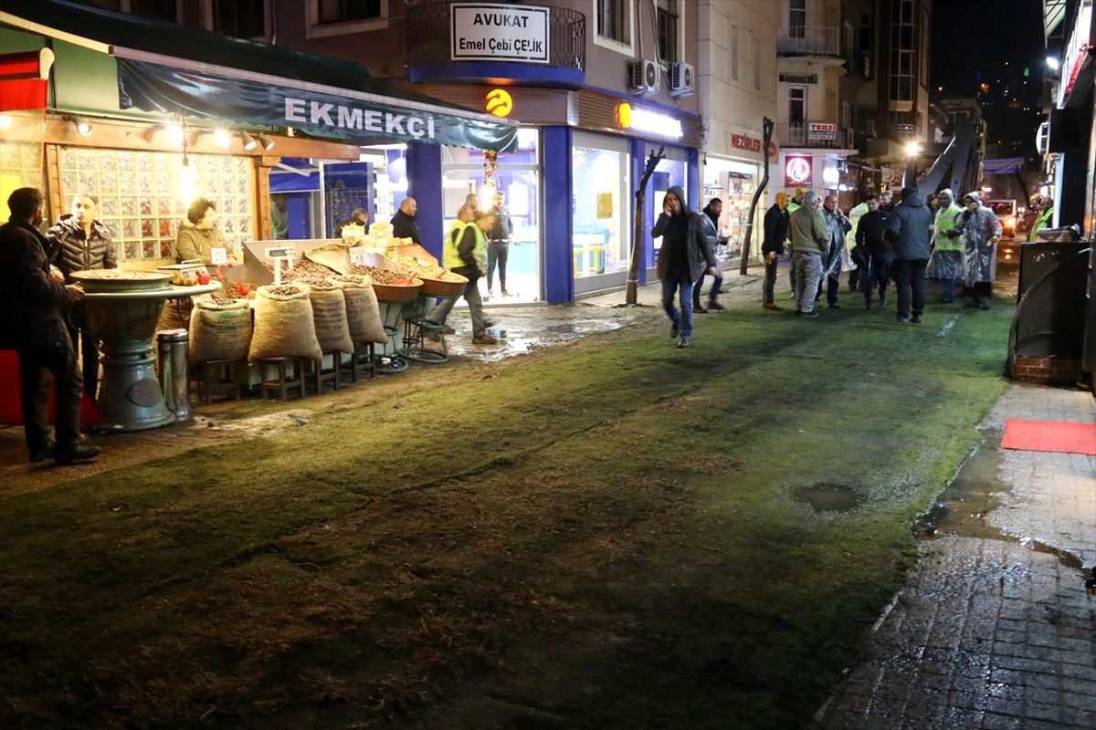 Ordu\'da caddeye eski spor sahalarındaki halılar serildi