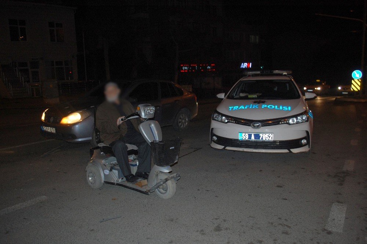 Otomobil akülü bisikletle çarpıştı