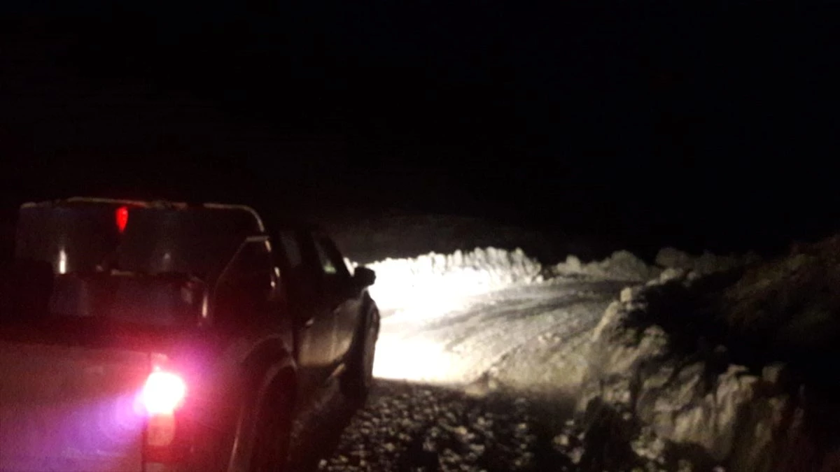 Rahatsızlanan çocuk için kardan yolu kapanan köye ulaştılar