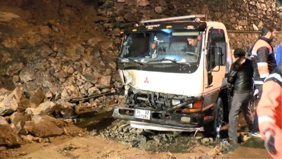 Sarıyer\'de yol kenarındaki istinat duvarı çöktü(