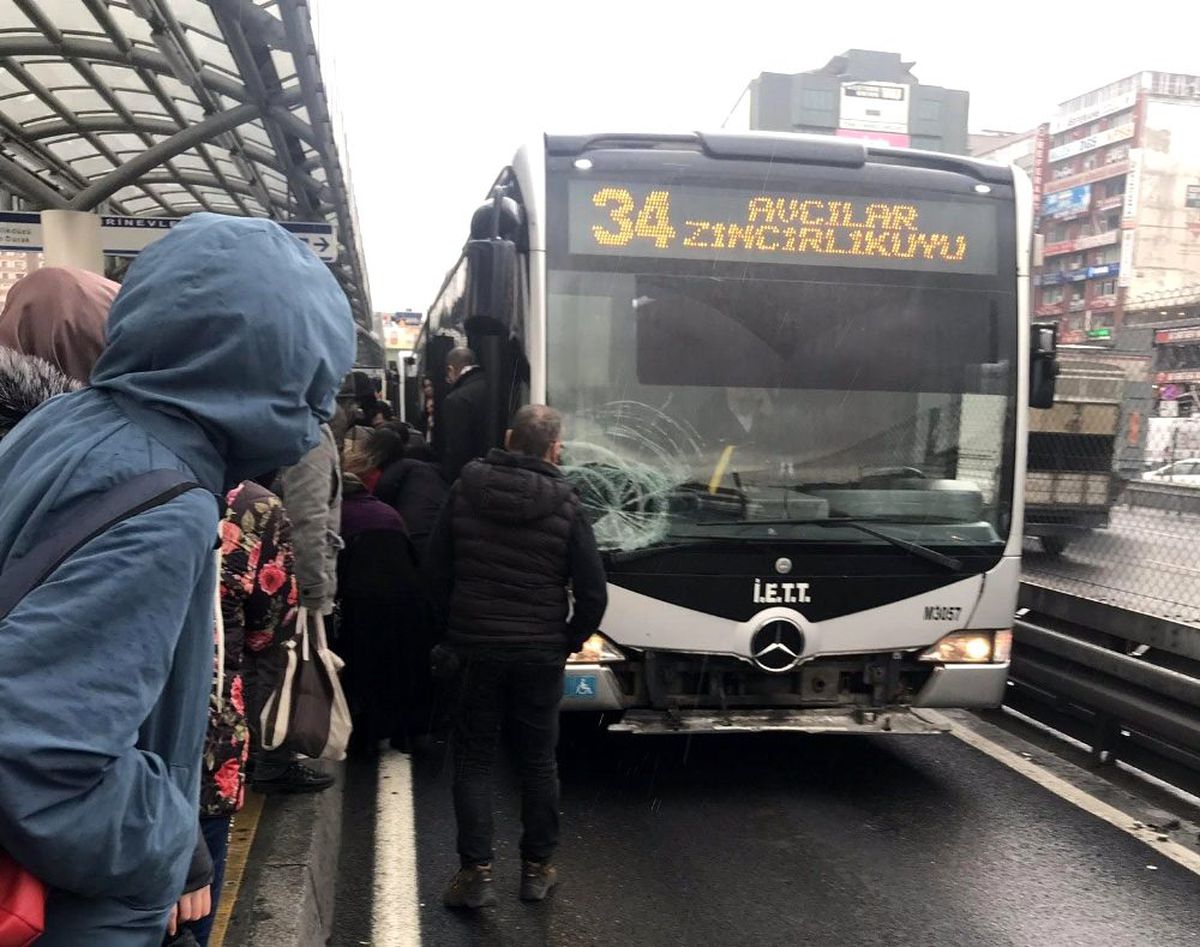 Şirinevler\'de metrobüs yolcuya çaptı