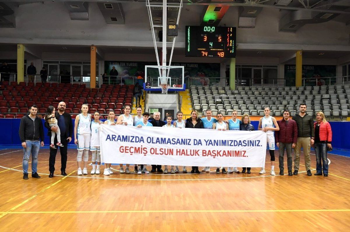 Tarsus\'un perileri, Başkan Bozdoğan için pankart açtı