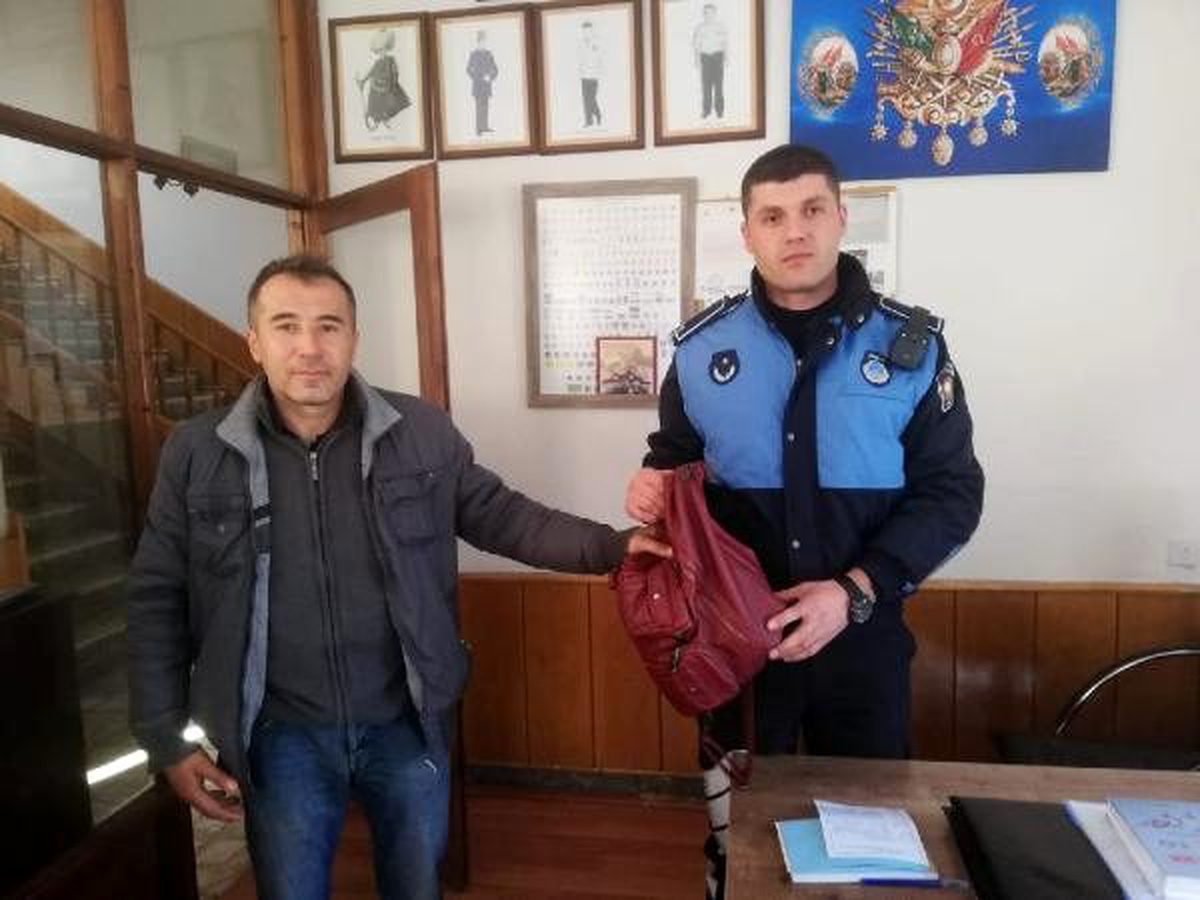Temizlik görevlisi, bulduğu para dolu çantayı sahibine teslim etti