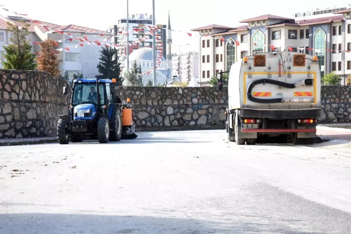 Toroslar\'ın sokakları mekanik süpürücülerle temizleniyor