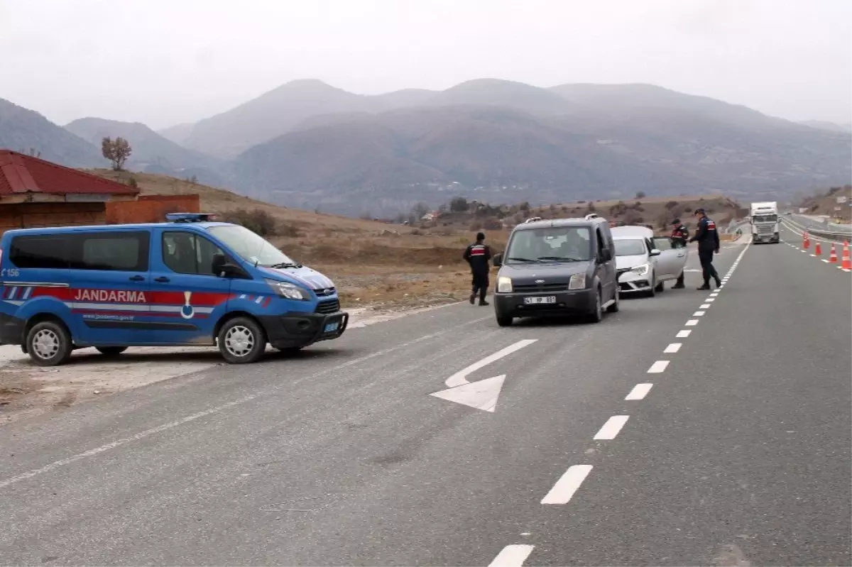 Tosya yolunda jandarma ekipleri kontrollerini sıklaştırdı