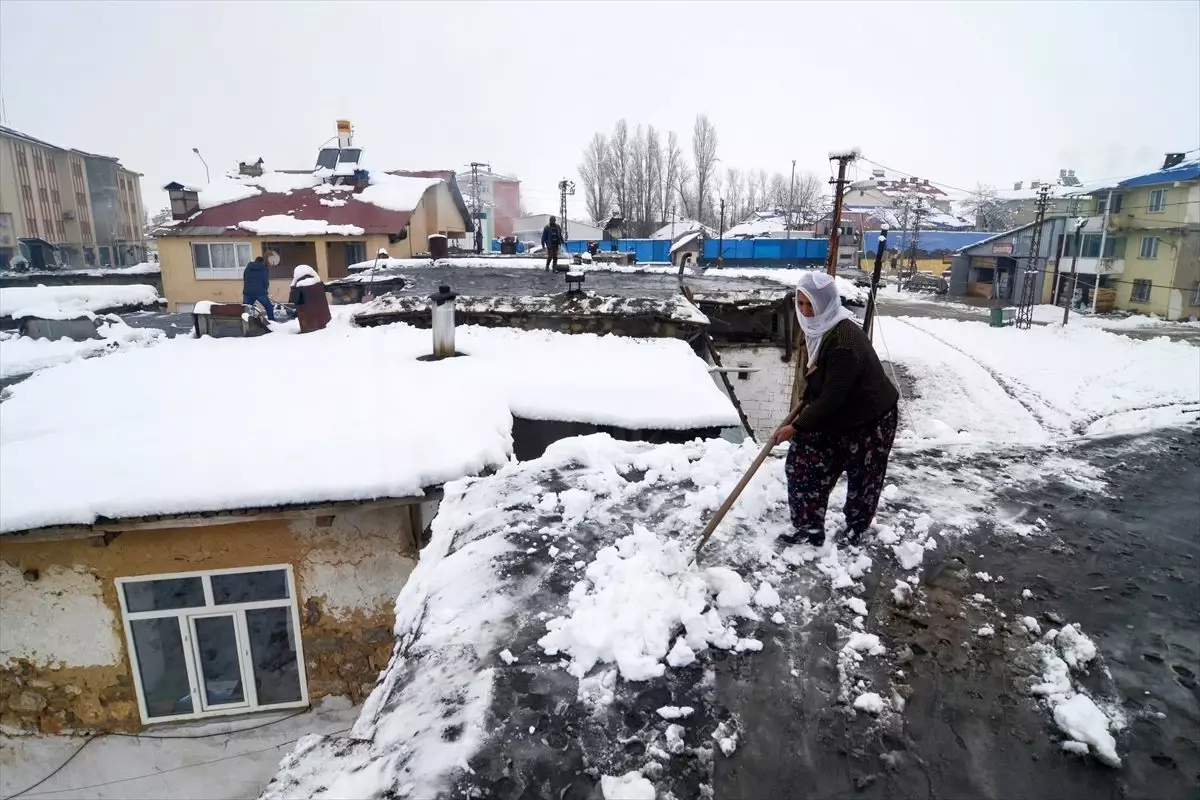 Tunceli\'de toprak damlı evlerde yaşayanların karla mücadelesi