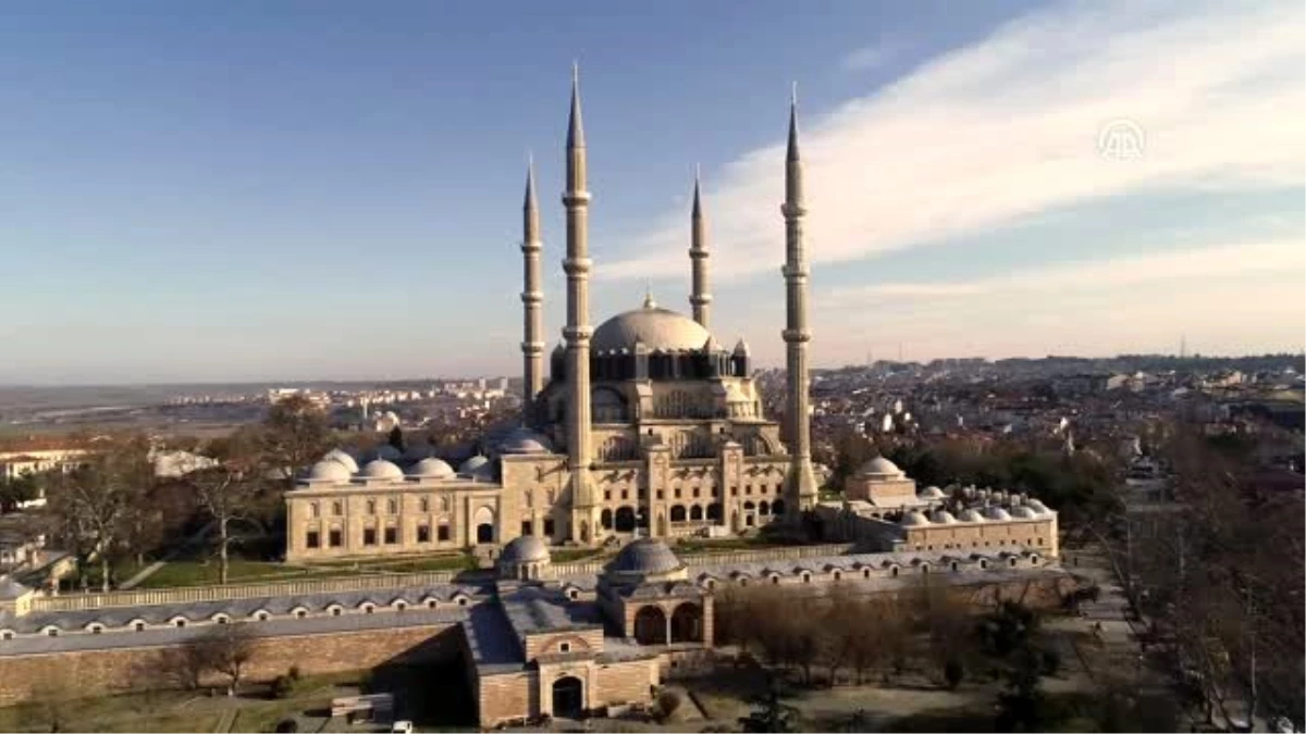 Turistler Osmanlının eski başkentinde güneşli havanın tadını çıkardı