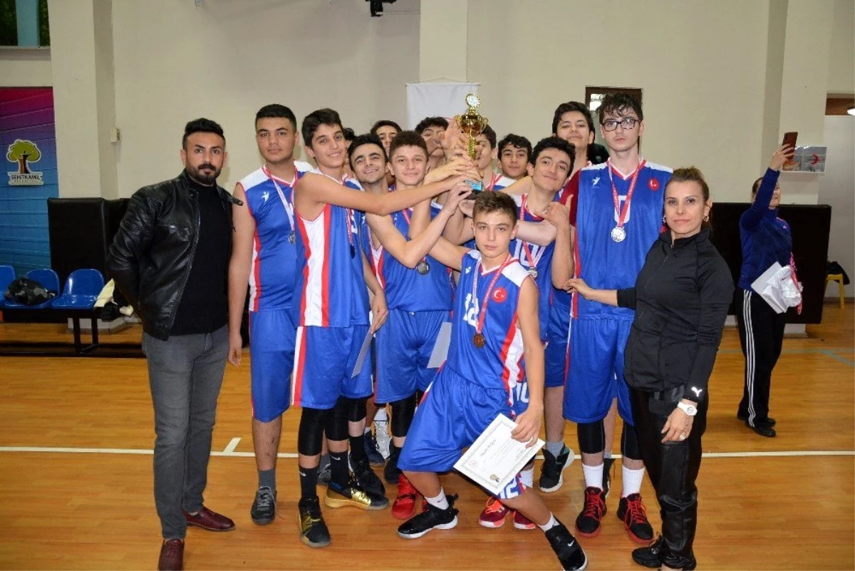 Vedat Topçuoğlu Anadolu Lisesi Basketbolda il ikincisi