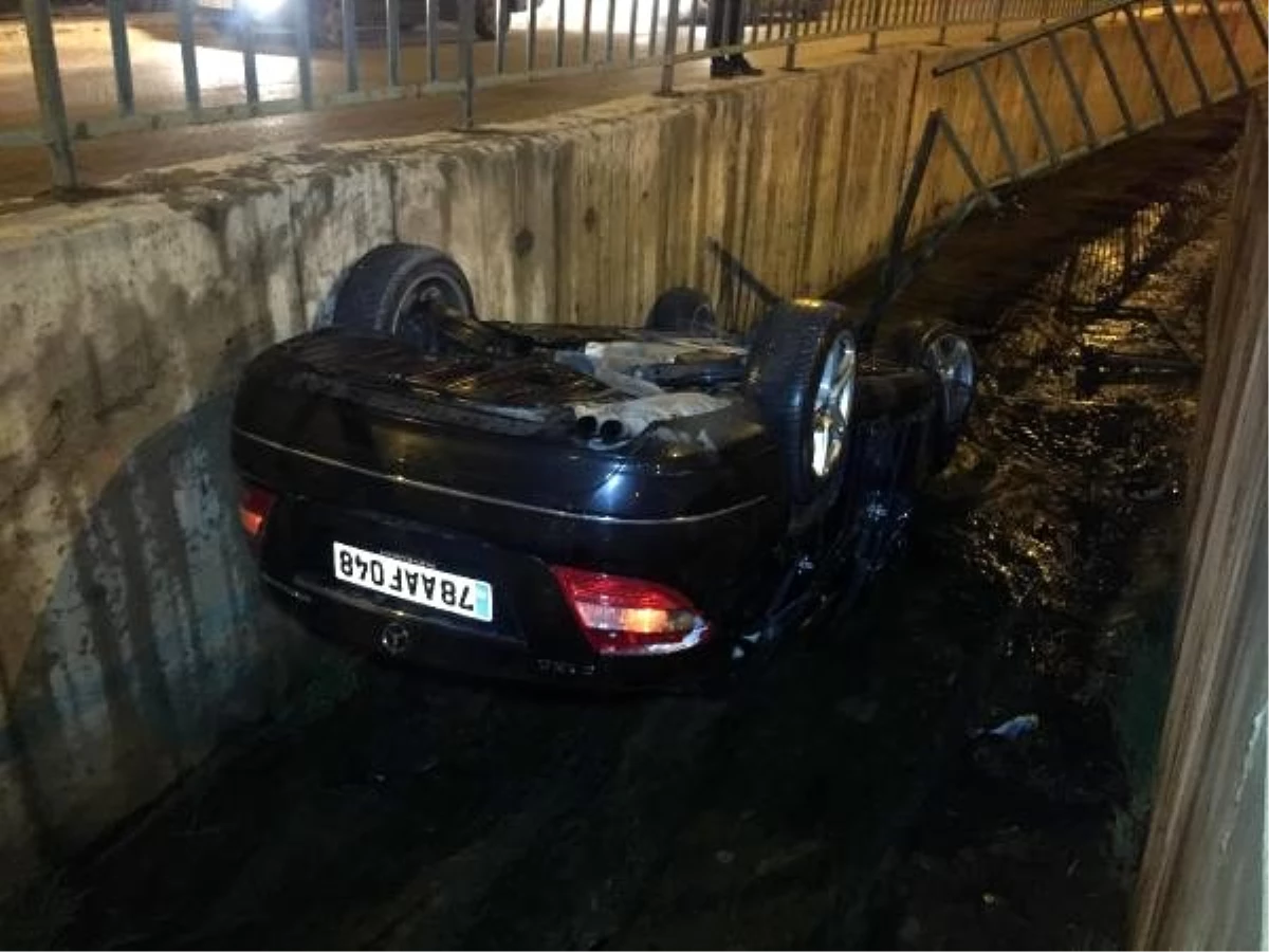 Alkollü sürücünün kullandığı otomobil su kanalına düştü