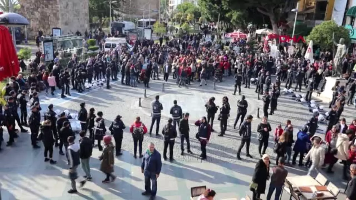 Antalya\'da kadınların \'danslı protestosuna\' polis engeli