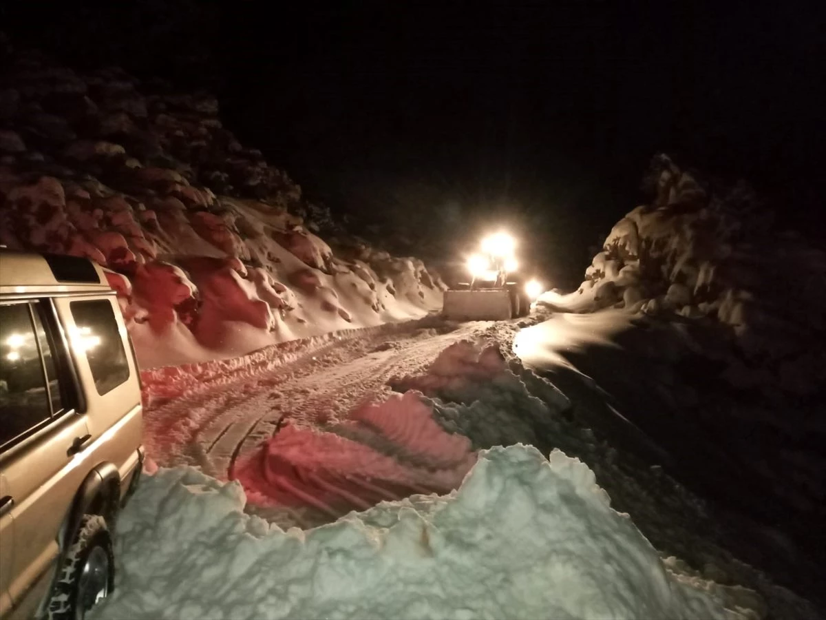 Antalya\'da karda mahsur kalan 4 kişiyi belediye ekipleri kurtardı