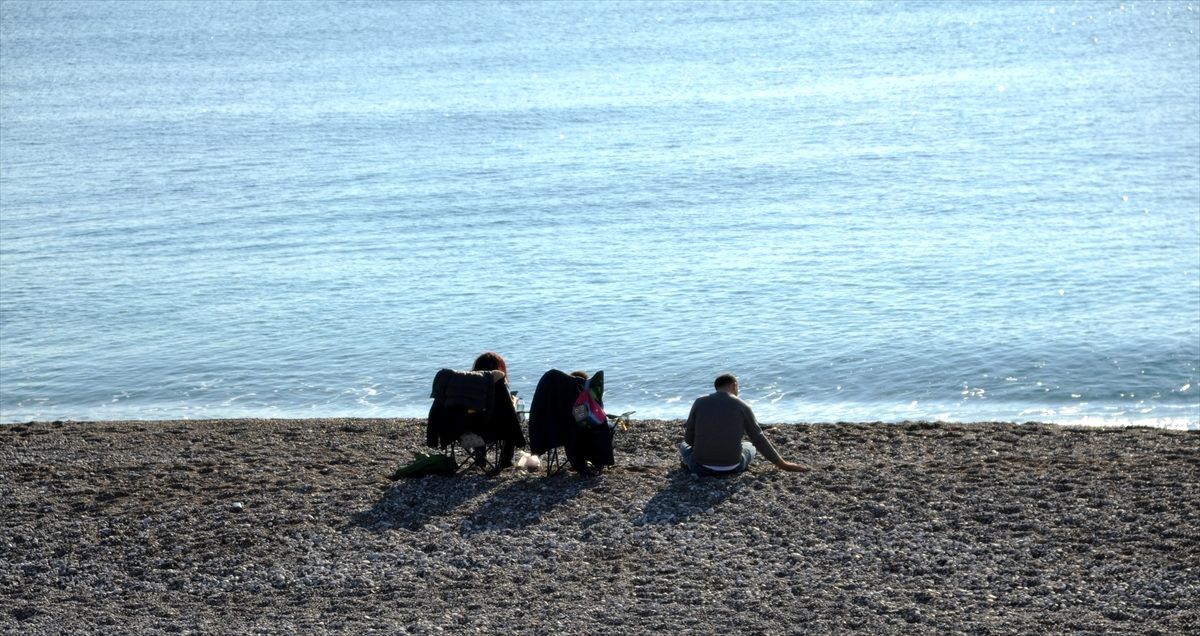 Antalya\'da tatilciler güneşli havanın keyfini denizde çıkardı