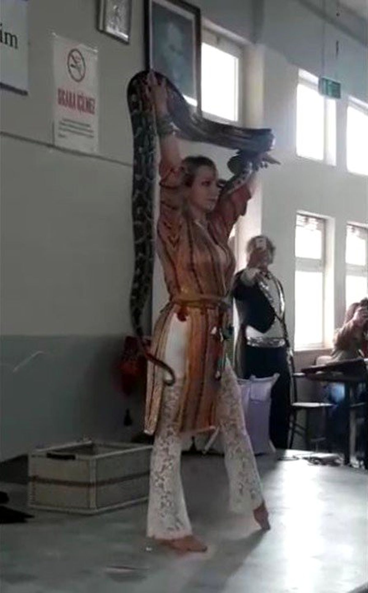 Dev pitonla yapılan gösteri korkuttu