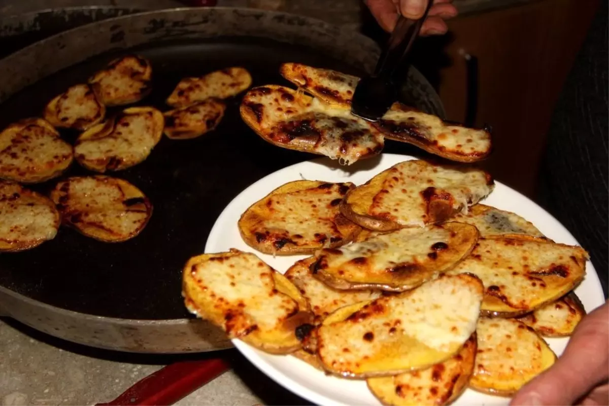 Erzincan\'da soğuk kış akşamlarının lezzeti: Kaşarlı patates